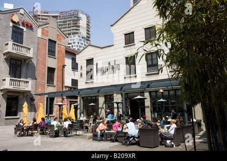 American Diner Essen außerhalb der Brunnen Bistro im sanierten Xintiandi Huang Pi Road Shanghai China Stockfoto