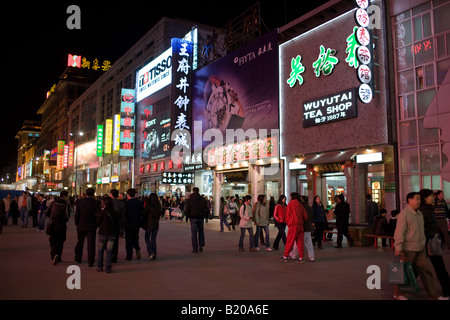 Überfüllten Pflaster und Geschäfte der Wangfujing Street Peking China Stockfoto