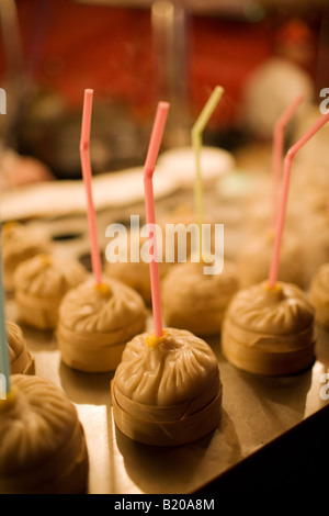 Huhn Suppe Knödel mit einem Strohhalm zum Verkauf in der Nacht Markt Wangfujing Street Peking China Stockfoto