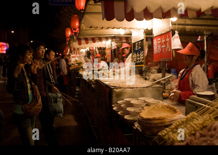 Stall verkaufen Fleisch Kebab und Suppe Knödel in der Nacht Markt Wangfujing Street Peking China Stockfoto