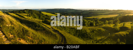 Ein abendliches Panorama mit Blick auf SW von der Cotswold Scarp in Painswick Beacon, Gloucestershire UK Stockfoto