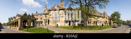 Ein Blick auf die High Street und Butter in der Cotswold Stadt Chipping Campden, Gloucestershire, Großbritannien Stockfoto