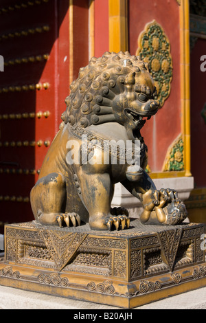 Vergoldete weibliche Löwenstatue mit Löwenjunges unter Pfote in der kaiserlichen Palast-verbotene Stadt-Beijing-China Stockfoto