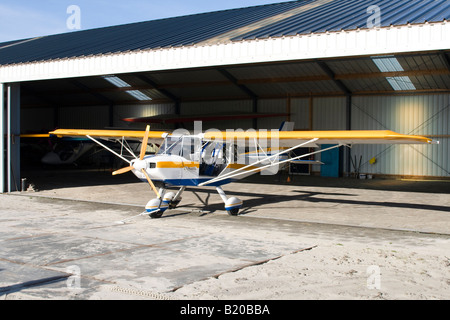 Ultraleicht Flugzeug im hangar Stockfoto