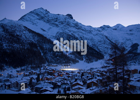 Blick auf winterliche Saas Fee, beleuchtete Eisbahn Wallis Schweiz Stockfoto