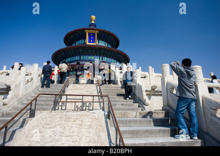 Touristen besuchen Hall des Gebets für gute Ernte Qinian Dian an der Ming-Dynastie Tempel des Himmels Peking China Stockfoto