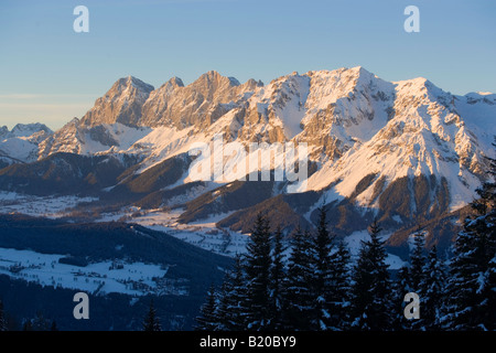 Gipfel der Dachsteinregion am Horizont Schladming Ski Amade Steiermark Österreich Stockfoto