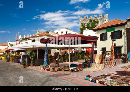 Bunte türkische Geschäfte entlang der Promenade am Meer in Marmaris Mugla Türkei Stockfoto