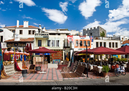 Bunte türkische Geschäfte entlang der Promenade am Meer in Marmaris Mugla Türkei Stockfoto