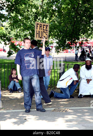 Man bietet Free Hugs bei Speakers Corner in London Stockfoto