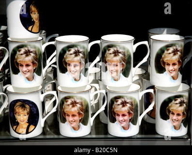 Prinzessin Diana Souvenir Tassen in London Shop erhältlich Stockfoto