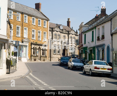 Die Hauptstraße in die Stadt der Markt Castle Cary in Somerset, Großbritannien Stockfoto