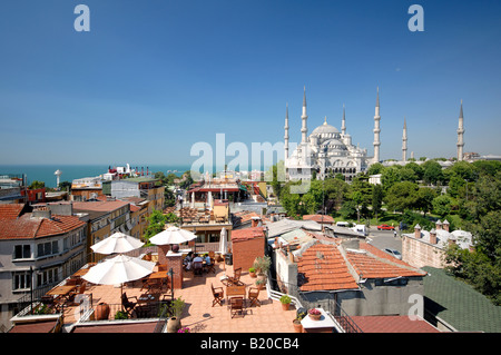 ISTANBUL, TÜRKEI. Sultanahmet Hotel Dächer, mit der blauen Moschee und das Marmarameer im Hintergrund. 2008. Stockfoto