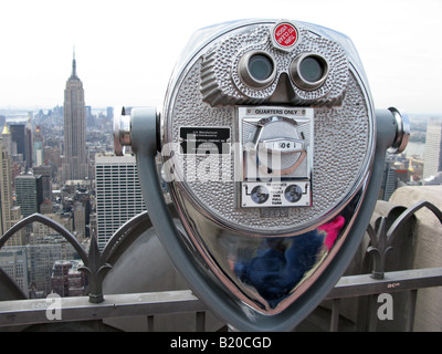 Sucher, Blick auf das Empire State Building von der Spitze des Felsen-Observatoriums am Rockefeller Center. Stockfoto
