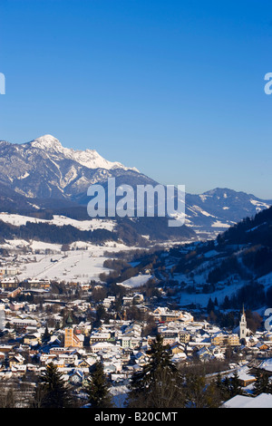 Blick über Schnee bedeckt Schladming bis zum Gipfel des Dachsteinregion am Horizont Schladming Ski Amade Steiermark Österreich Stockfoto