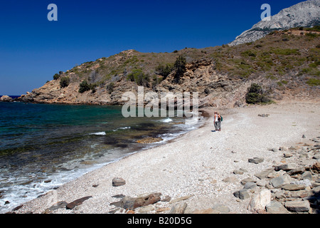 Ein junges Paar steht auf einsamen Kedros Beach im Westen der Insel Samos, Griechenland Stockfoto