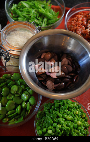 ZUTATEN FÜR EIN KOCH IN EINEM RESTAURANT UK KOCHEN FRISCH ZUBEREITET Stockfoto