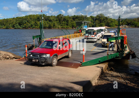 Fahrzeuge, die Ankunft auf dem Daintree River Fähre Norden Queensland Australien Nein Herr oder PR Stockfoto