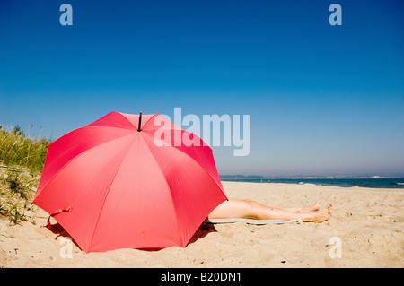 Roter Sonnenschirm am Strand, Prora, Deutschland Stockfoto