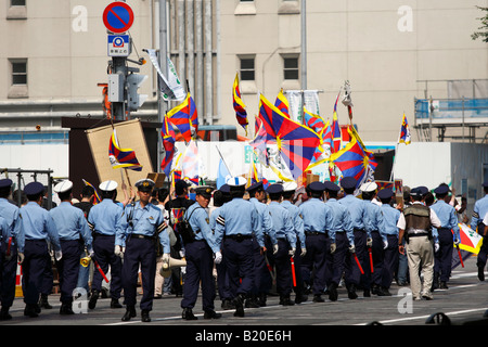 Die japanische Polizei sicherten sich die Demonstration der Freiheit Tibets in Sapporo. Stockfoto