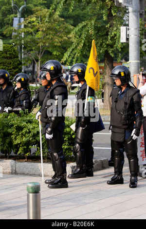 Japanische Polizisten in Aufruhr Getriebe auf dem G8-Gipfel in Sapporo. Stockfoto