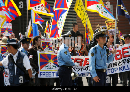 Die japanische Polizei sicherten sich die Demonstration der Freiheit Tibets in Sapporo. Stockfoto