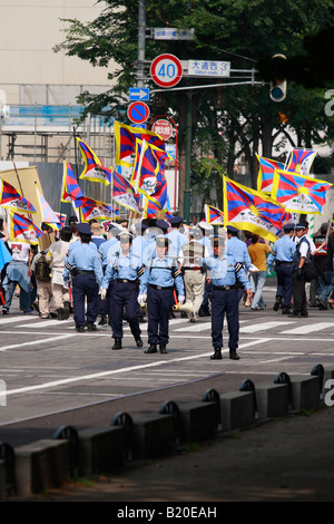 Die japanische Polizei sicherten sich die Demonstration der Freiheit Tibets in Sapporo. Stockfoto