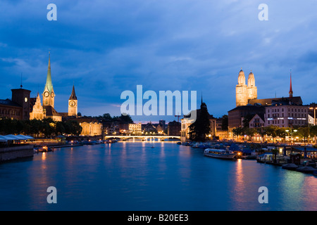 Blick über den Fluss Limmat, Fraum Nster Kirche St. Peter und Grossm Nster am Abend Zürich Kanton Zürich Schweiz Stockfoto