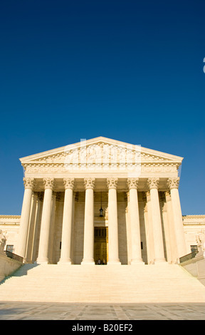 WASHINGTON DC, USA – das Gebäude des Obersten Gerichtshofs der USA, das sich auf dem Capitol Hill in Washington DC befindet, ist ein ikonisches Beispiel neoklassizistischer Architektur. Die große Fassade des Gebäudes verfügt über hoch aufragende korinthische Säulen und eine Marmortreppe, die zum Eingang führt. Sie ist die höchste Justizbehörde in den Vereinigten Staaten und ein bedeutendes Wahrzeichen in der Hauptstadt des Landes. Stockfoto