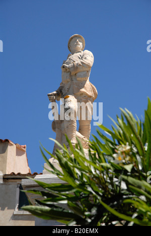 Kriegerdenkmal in Montemaggiore in Norther Corsica. Diejenigen, die für Frankreich gefallenen gewidmet. Stockfoto