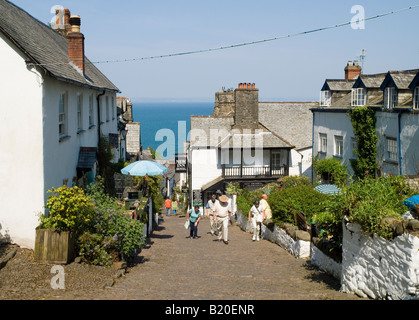 Menschen zu Fuß auf der steilen gepflasterten Straße in der historischen Fischerdorfes Dorf Clovelly, North Devon England UK Stockfoto