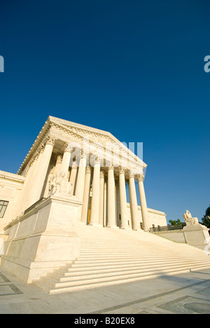 WASHINGTON DC, USA – das Gebäude des Obersten Gerichtshofs der USA, das sich auf dem Capitol Hill in Washington DC befindet, ist ein ikonisches Beispiel neoklassizistischer Architektur. Die große Fassade des Gebäudes verfügt über hoch aufragende korinthische Säulen und eine Marmortreppe, die zum Eingang führt. Sie ist die höchste Justizbehörde in den Vereinigten Staaten und ein bedeutendes Wahrzeichen in der Hauptstadt des Landes. Stockfoto