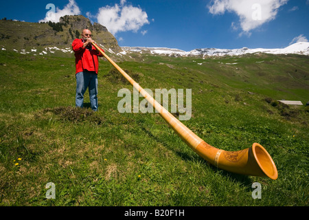 Man spielt ein Alphorn auf Bussalp 1800 m Grindelwald Berner Oberland Hochland Kanton Bern Schweiz Stockfoto