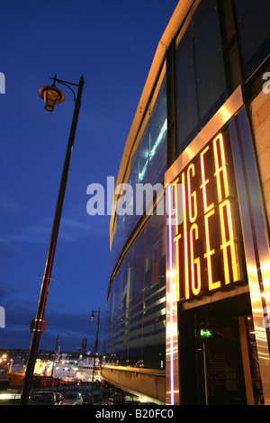 Stadtzentrum von Aberdeen, Schottland. Nachtansicht des Tiger Tiger Restaurant und der Bar komplexe Schiff hintereinander. Stockfoto