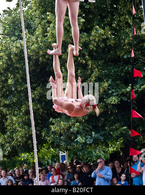 Die ausgezeichnete Tumble Zirkus erklingt in der Winchester Festival Winchester Hampshire England UK am 5. Juli 2008. Stockfoto