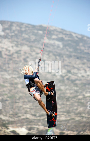 Junger Mann auf Kiteboard springen Prassionisi Beach Prassionisi Rhodes Greece Stockfoto