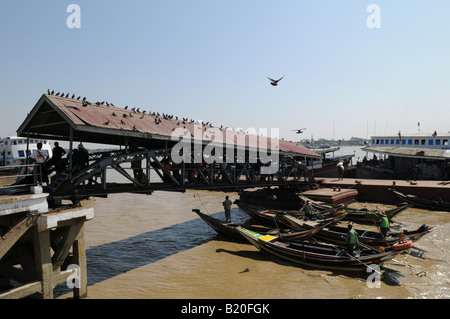 Fähre Boote auf dem Irrawaddy-Fluss, Rangun, myanmar Stockfoto