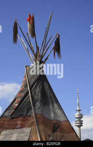 oben ein Navajo Indianer-Tipi am Tollwood-Sommer-Musikfestival in München, Bayern, Deutschland. Foto: Willy Matheisl Stockfoto