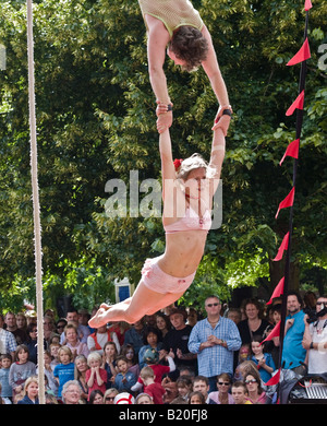 Die ausgezeichnete Tumble Zirkus erklingt in der Winchester Festival Winchester Hampshire England UK am 5. Juli 2008. Stockfoto