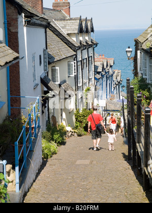 Die gepflasterte Straße führt hinunter zum Hafenbereich, in dem historischen Fischerdorfes Dorf Clovelly, North Devon England UK Stockfoto