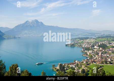 Blick über Weggis am Vierwaldstättersee zum Berg Pilatus 2132 m im Hintergrund Weggis Kanton Luzern Schweiz Stockfoto