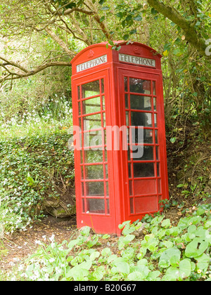 Eine traditionelle rote Telefonzelle in das hübsche Dorf Penberth Cove in South West Cornwall, Großbritannien Stockfoto