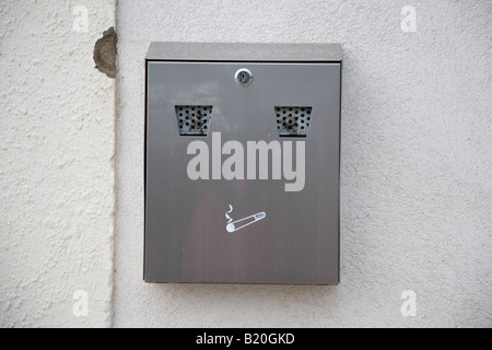 moderne Aschenbecher auf einer Hauswand in Wales, UK Stockfoto