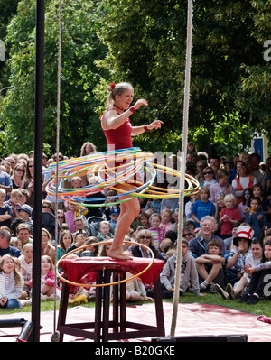 Die ausgezeichnete Tumble Zirkus erklingt in der Winchester Festival Winchester Hampshire England UK am 5. Juli 2008. Stockfoto