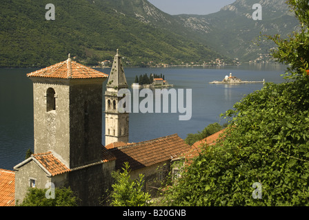 St.-Nikola-Kirche im Dorf von Perast mit Inseln von St. George und Gospa od Skrpjela in Bucht von Kotor Stockfoto