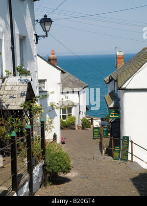 Der gepflasterte Straße führt hinunter zum Hafenbereich in der historischen Fischerdorfes Dorf Clovelly, North Devon England UK Stockfoto