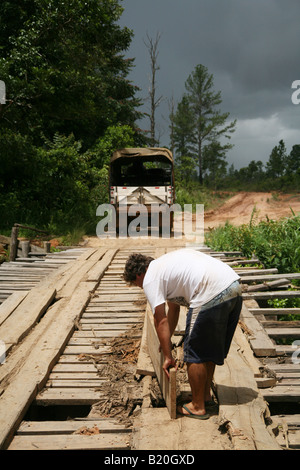 Patchen eine Brücke überqueren, La Mosquita, Honduras Stockfoto