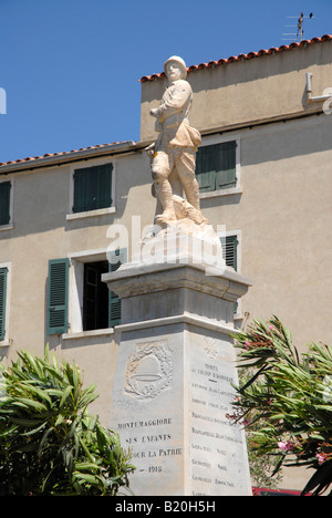 Kriegerdenkmal in Montemaggiore in Norther Corsica. Diejenigen, die für Frankreich gefallenen gewidmet. Stockfoto