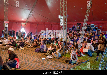 Menschen in das Cabaret Zelt Glastonbury Festival Pilton U K Europa Stockfoto