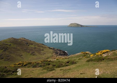 Blick auf Bardsey aus der Spaziergang entlang der Küste am Rande des Wales, UK Stockfoto